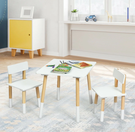 Mesa Blanca con 2 sillas